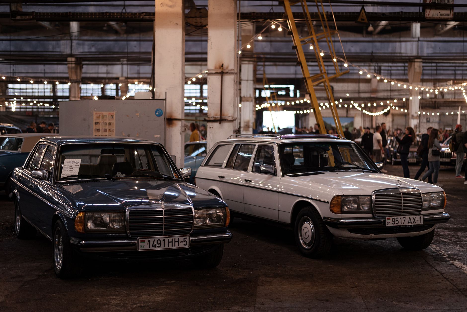 Carros clássicos expostos em um salão